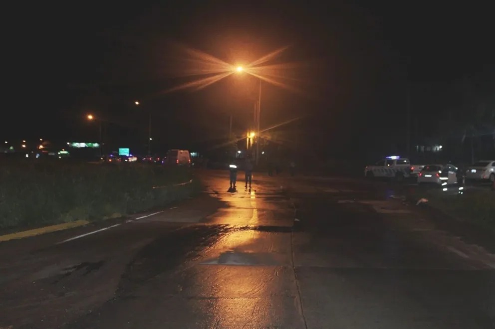 Un auto impactó contra la columna de un alumbrado público y sus cinco ocupantes terminaron lesionados