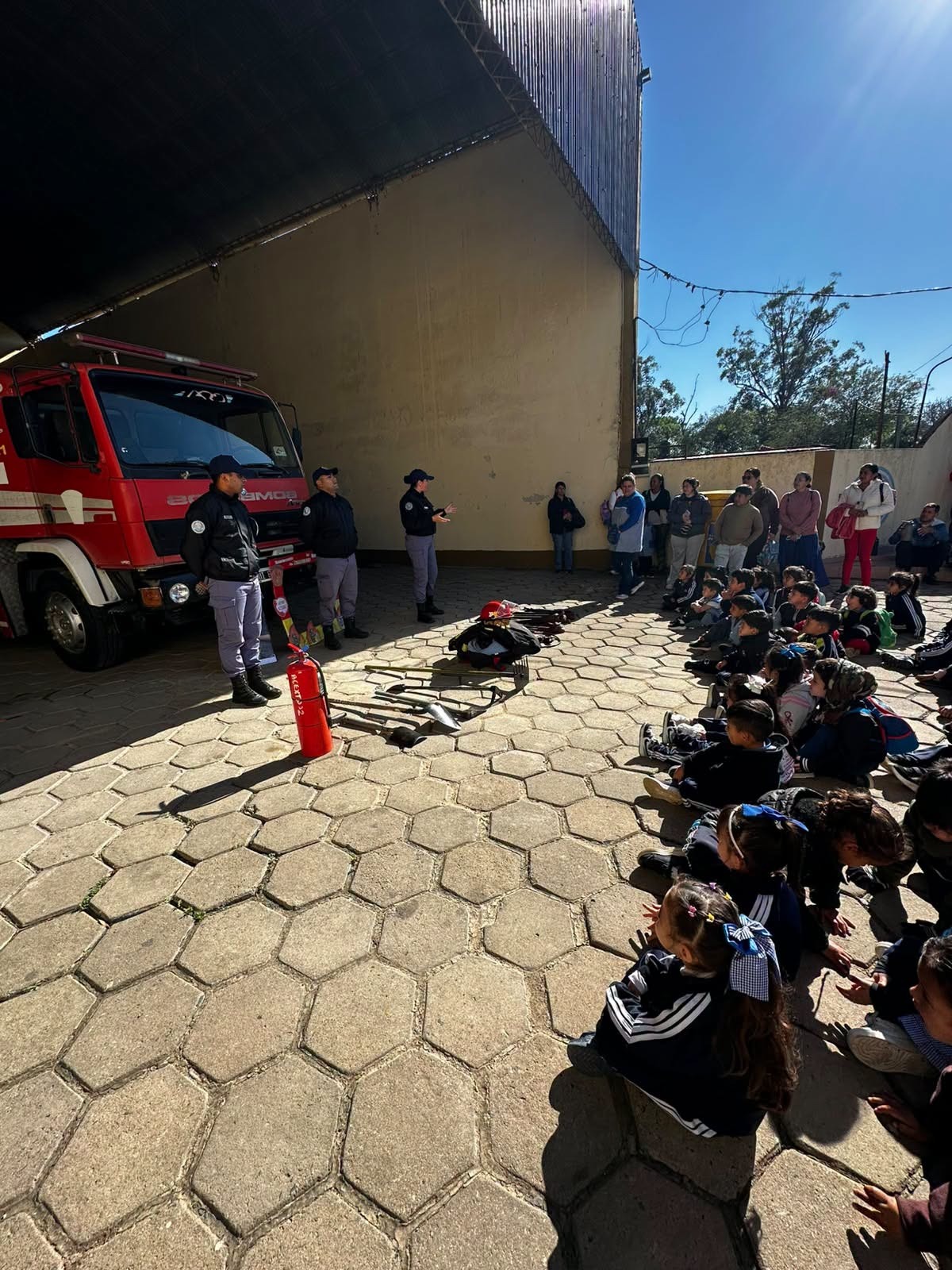 Bomberos de Clorinda recibieron a niños del JIN N° 27 en una jornada educativa